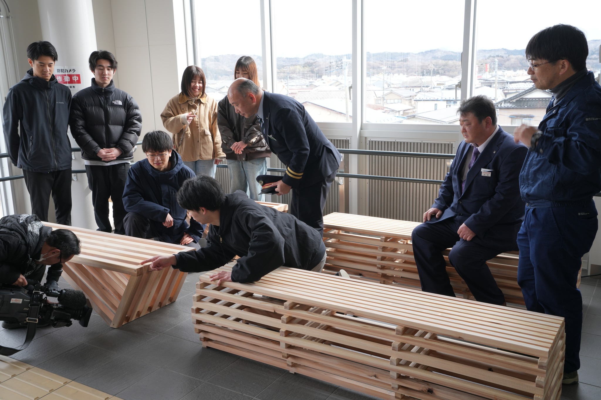 8人の画像のようです